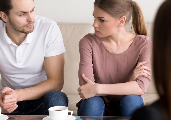 Post otan i epikoinwnia diskoleuei pws mporei na tin voithisi i sumvouleutiki sxesewn